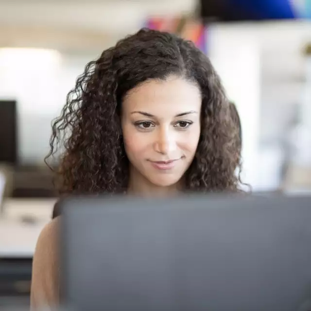 conga-woman-on-laptop-streamline-documents