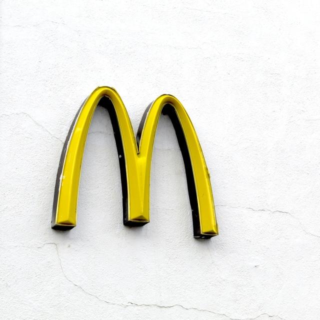 Logotipo de McDonald's en el costado del edificio